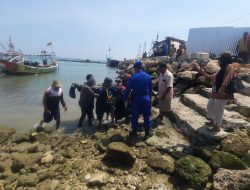 Terjatuh ke Laut Saat Perbaiki Baling-Baling Perahu, Nelayan Lamongan Tewas