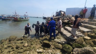 Terjatuh ke Laut Saat Perbaiki Baling-Baling Perahu, Nelayan Lamongan Tewas