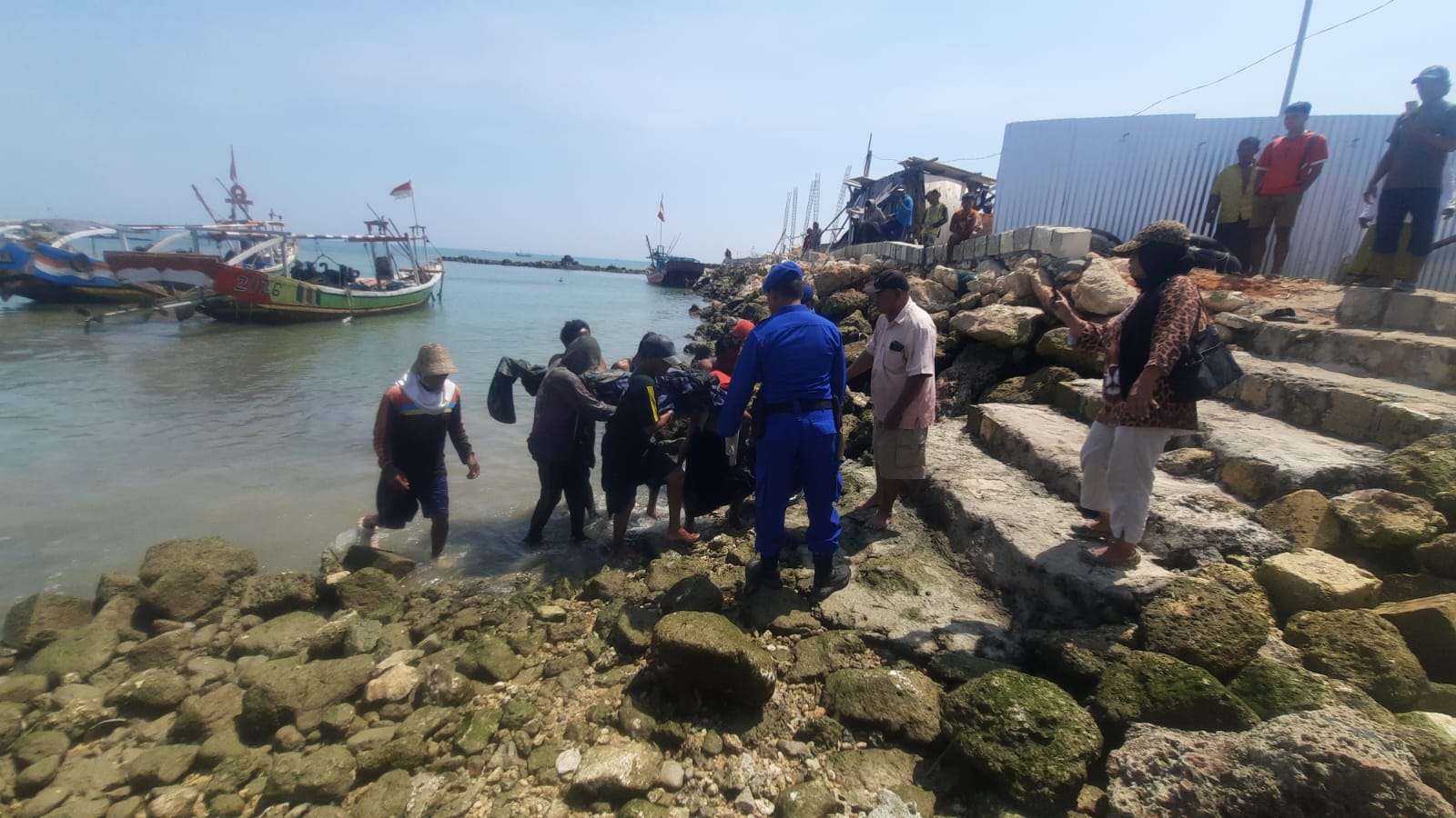 Terjatuh ke Laut Saat Perbaiki Baling-Baling Perahu, Nelayan Lamongan Tewas