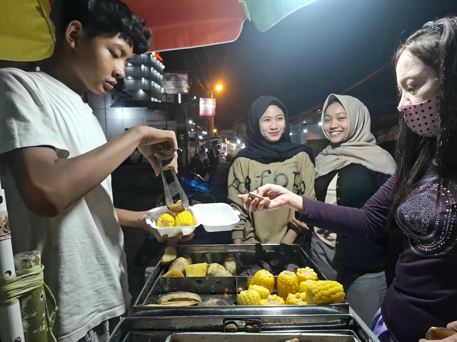 Demi Ibu yang Sakit Kanker, Ilham Marsel Rela Tinggalkan Sekolah dan Berjuang Jualan Polo Pendem di Babat