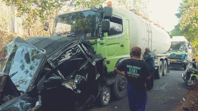 Terjepit Dua Truk, Isuzu Panther Warga Sukorame Ringsek Berat di Ngimbang Lamongan