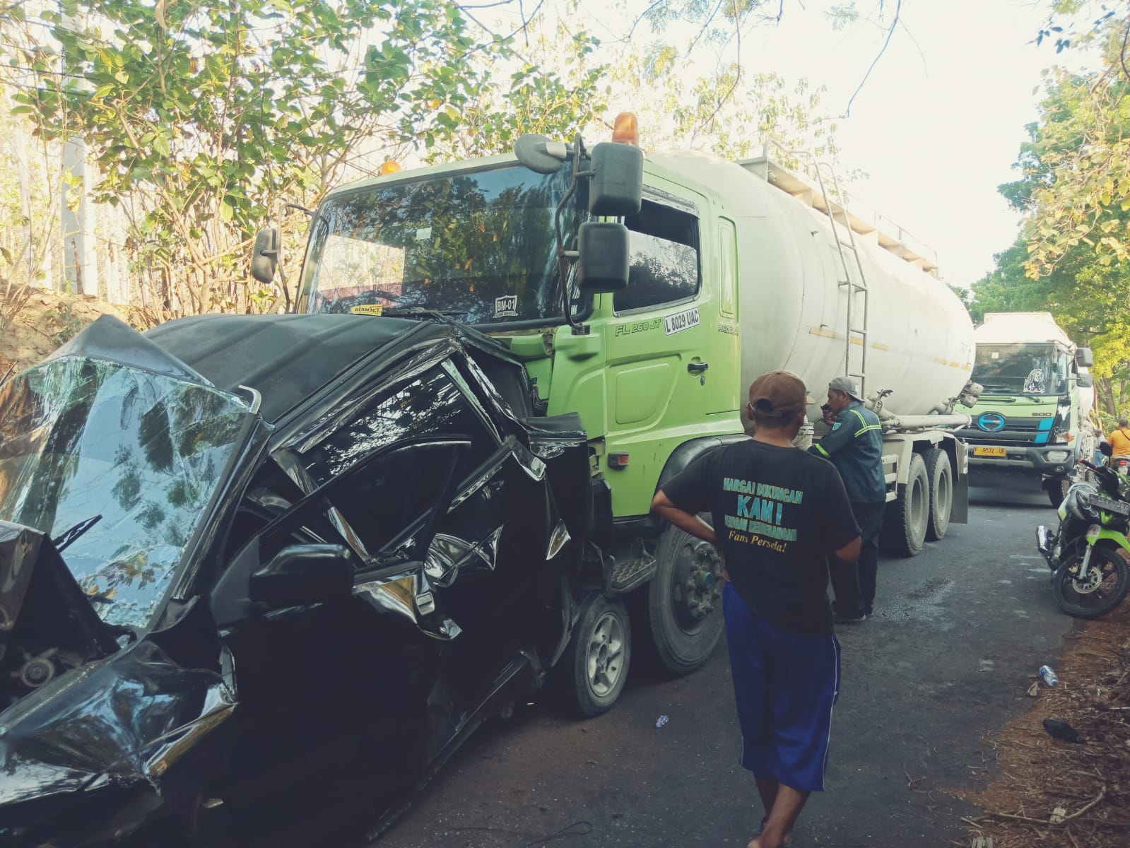 Terjepit Dua Truk, Isuzu Panther Warga Sukorame Ringsek Berat di Ngimbang Lamongan