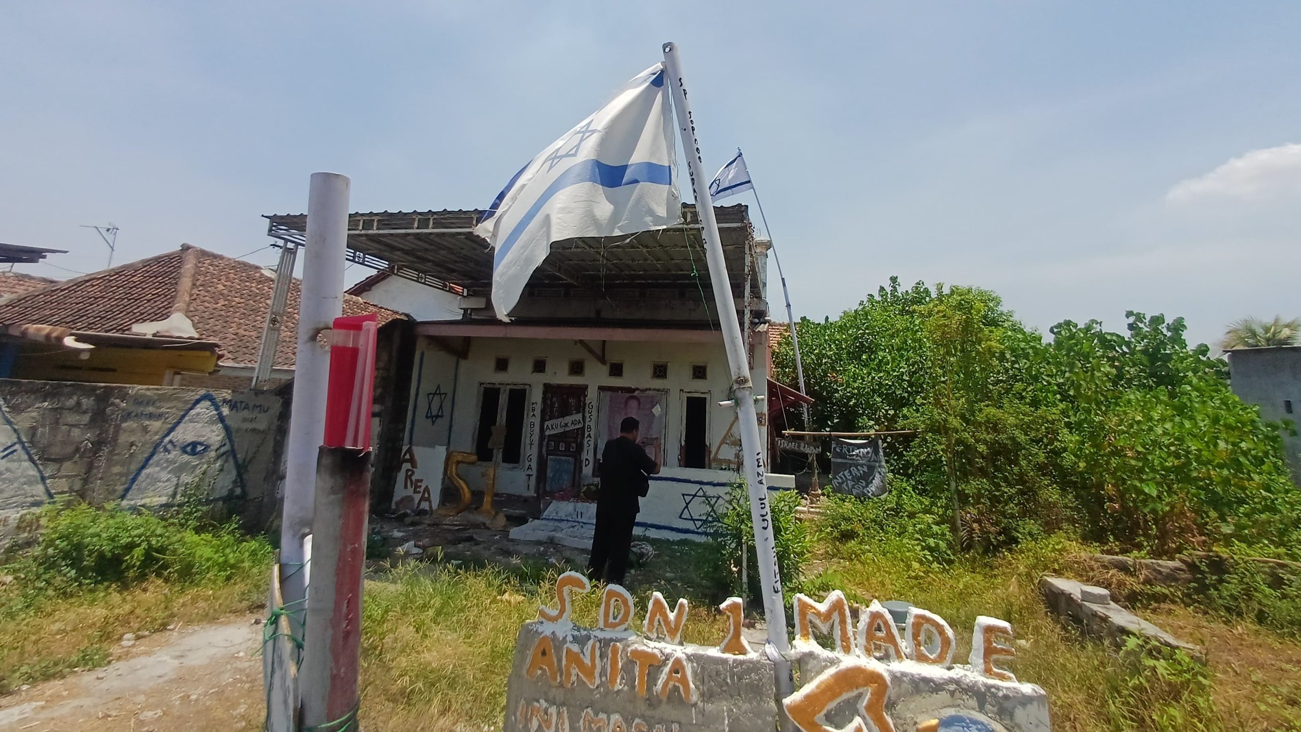 Kain Mirip Bendera Israel Viral di Lamongan, Pemilik Rumah di Desa Made Jadi Sorotan