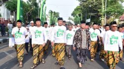Ribuan Warga Nahdliyin Padati Alun-Alun Lamongan, Jalan Sehat Bersarung Meriahkan Hari Santri 2026