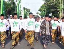 Ribuan Warga Nahdliyin Padati Alun-Alun Lamongan, Jalan Sehat Bersarung Meriahkan Hari Santri 2026