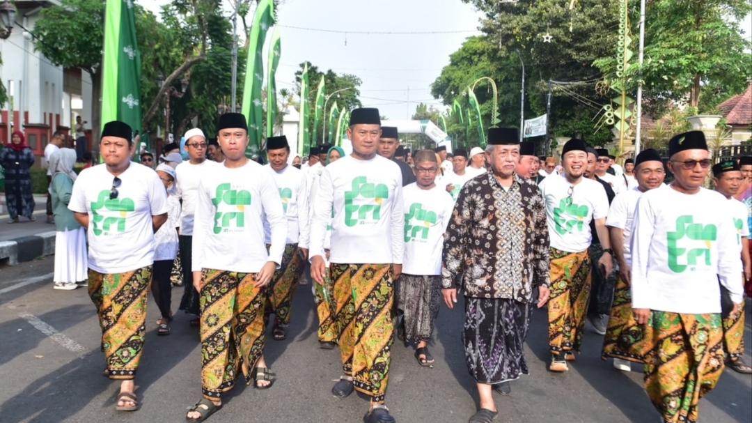 Ribuan Warga Nahdliyin Padati Alun-Alun Lamongan, Jalan Sehat Bersarung Meriahkan Hari Santri 2026