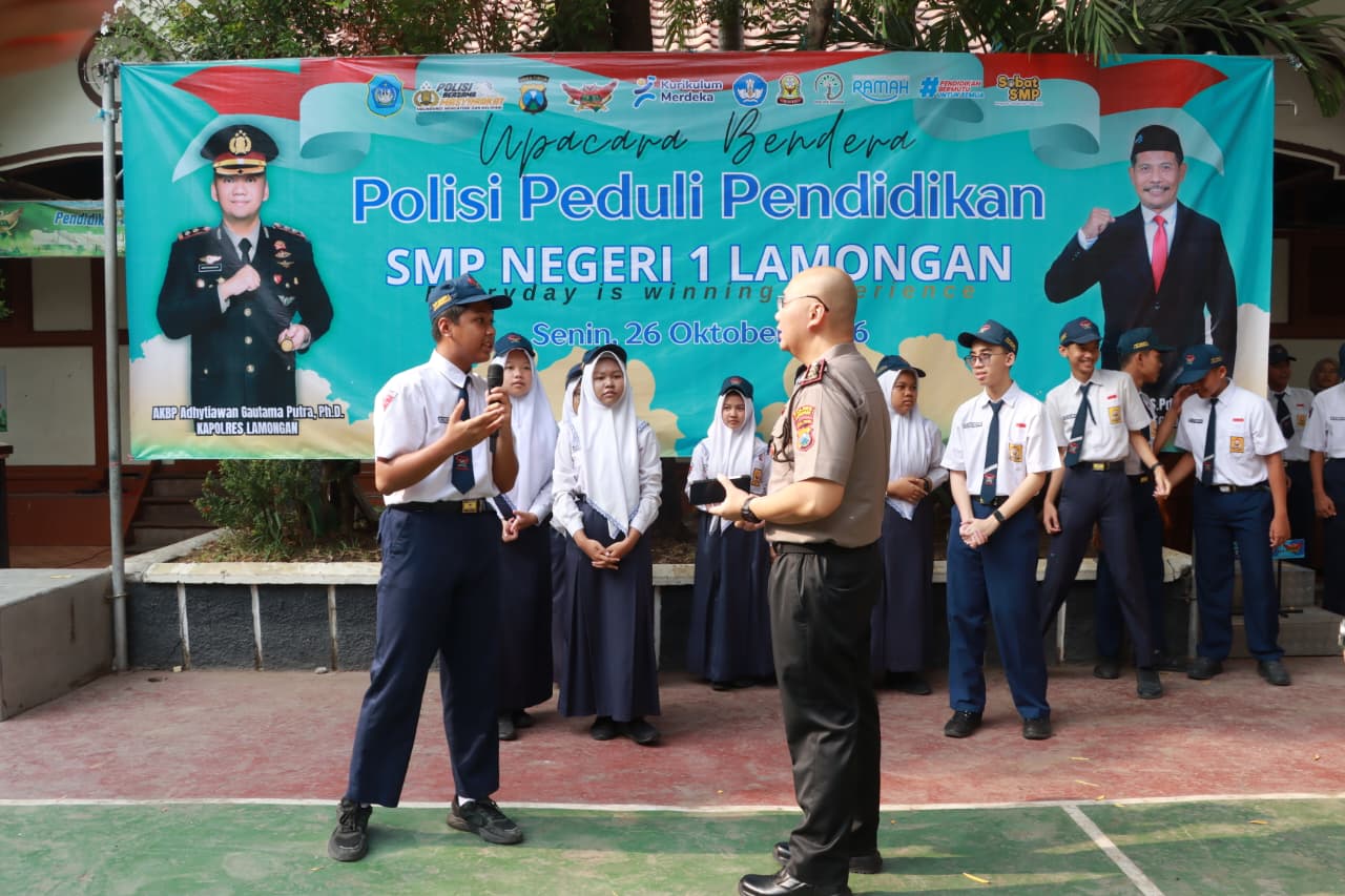 Pimpin Upacara POLIDIK di SMPN 1 Lamongan, Kapolres Ajak Siswa Jauhi Narkoba