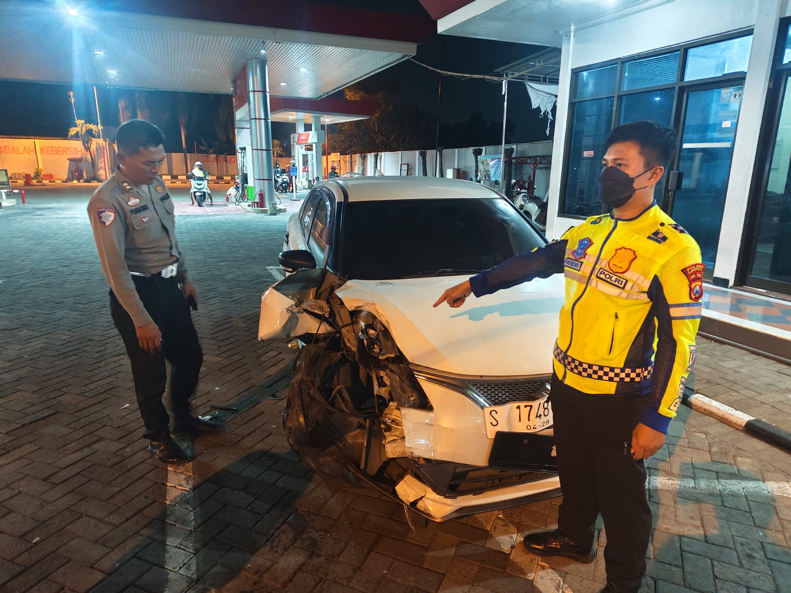 Diduga Alami Serangan Jantung, Pengemudi Baleno Tabrak Tiga Motor dan Ambulans di SPBU Kruwul Lamongan