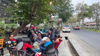 Ngopi Sambil Menikmati Kereta Melintas, Warkop Forum Jelakombo Jombang Buka 24 Jam