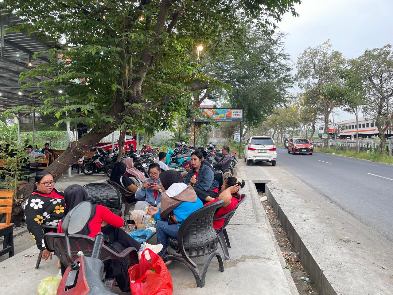 Ngopi Sambil Menikmati Kereta Melintas, Warkop Forum Jelakombo Jombang Buka 24 Jam