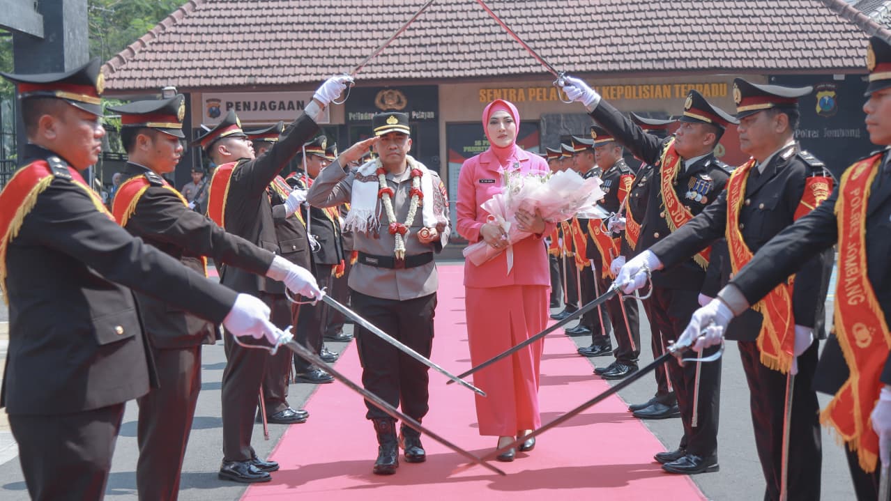 Pedang Pora Iringi Pisah Sambut Kapolres Jombang, AKBP Ardi Pamit dengan Bangga, AKBP Yanto Bawa Semangat Baru