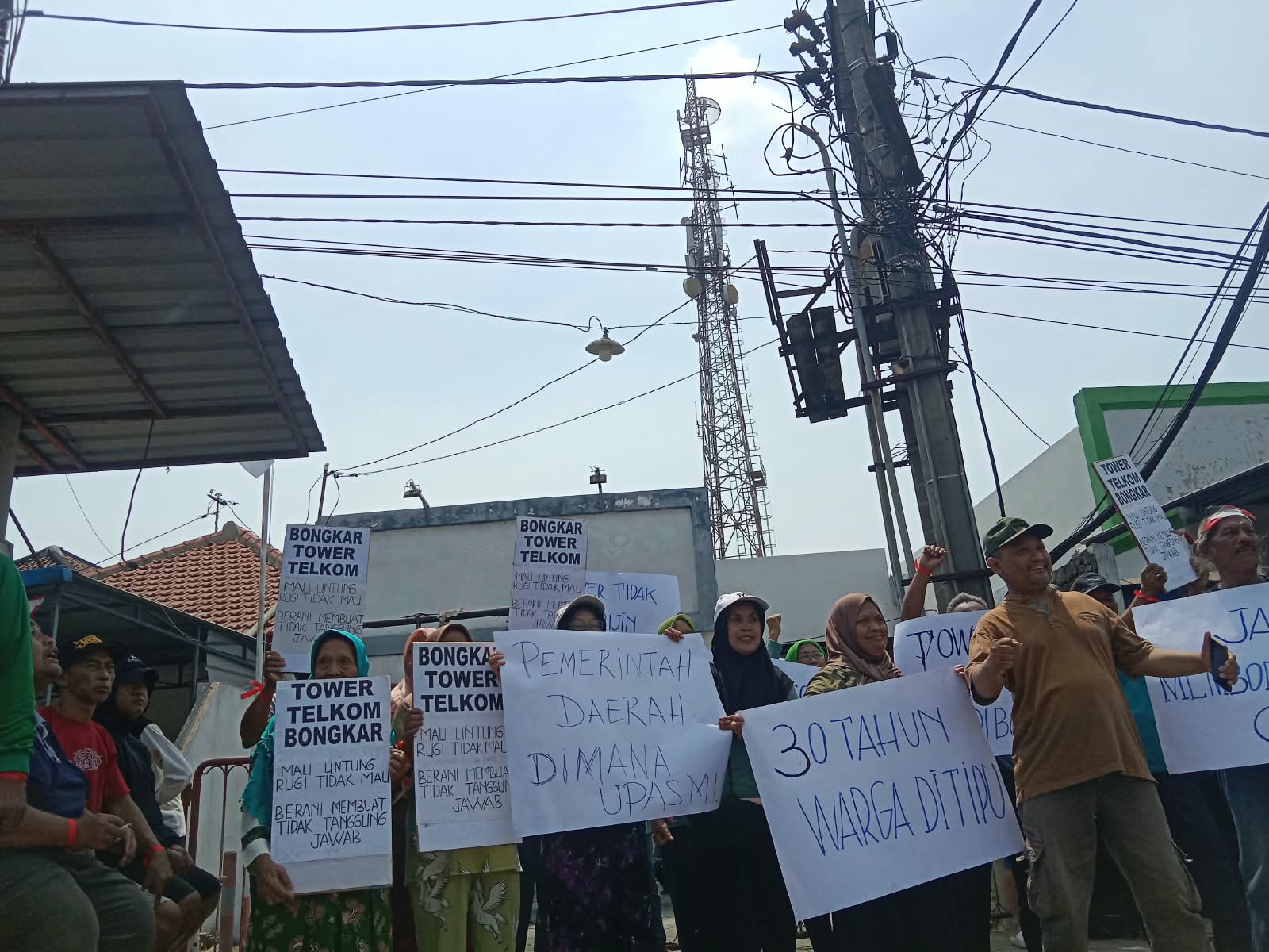 Warga Losari Ploso Kepung Kantor Telkom, Desak Tower BTS Diduga Tak Berizin Dibongkar