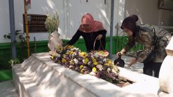 Khofifah Ziarah ke Makam Bu Nyai Machfudhoh Tambakberas, Kenang Sosok Guru yang Egaliter