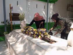 Khofifah Ziarah ke Makam Bu Nyai Machfudhoh Tambakberas, Kenang Sosok Guru yang Egaliter