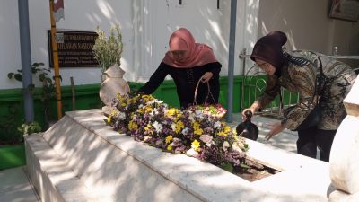 Khofifah Ziarah ke Makam Bu Nyai Machfudhoh Tambakberas, Kenang Sosok Guru yang Egaliter