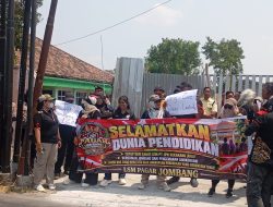 LSM Pagar dan Satpol PP Segel Pabrik Ayam di Jombang, Warga Keluhkan Bau Limbah