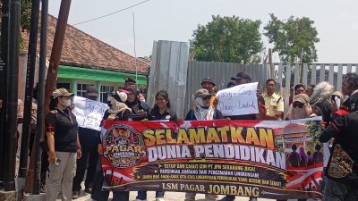 LSM Pagar dan Satpol PP Segel Pabrik Ayam di Jombang, Warga Keluhkan Bau Limbah