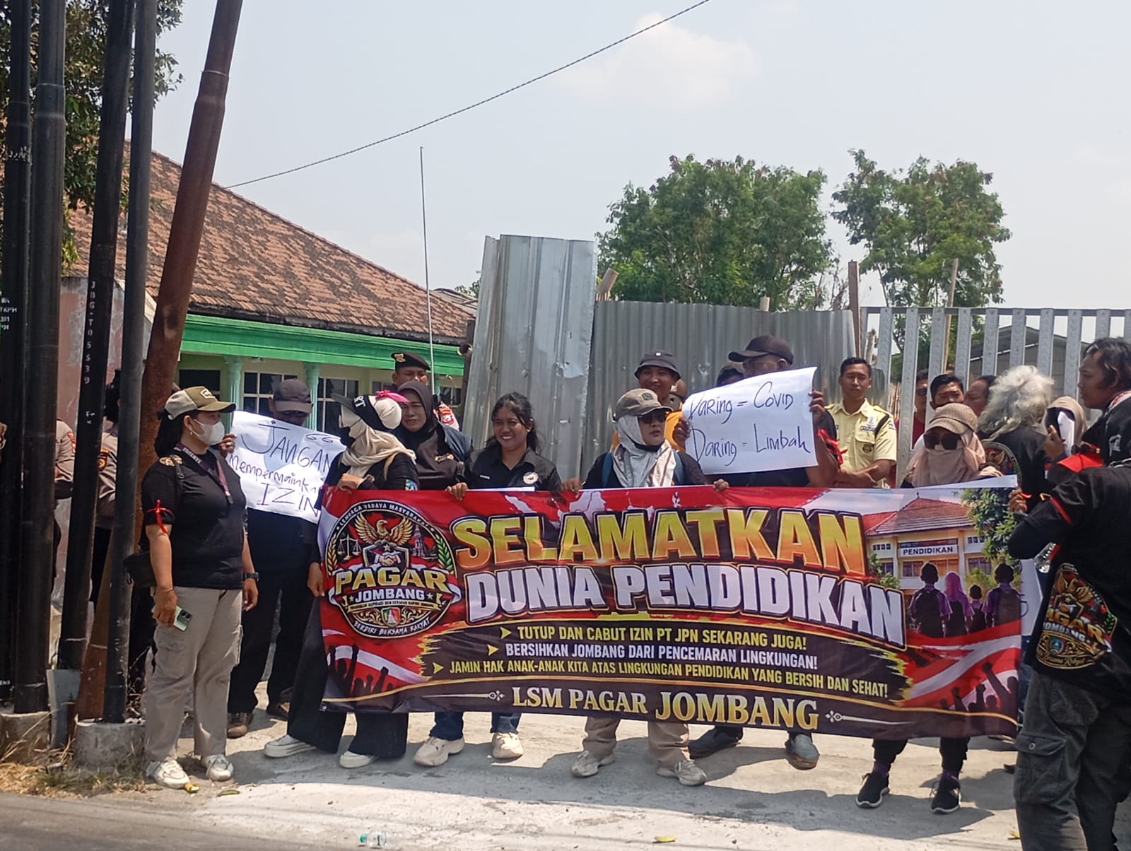 LSM Pagar dan Satpol PP Segel Pabrik Ayam di Jombang, Warga Keluhkan Bau Limbah