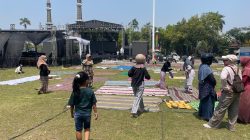 Demi Menyaksikan Gus Iqdam dari Dekat, Jamaah Jombang Bersholawat Rela Pasang Karpet Sehari Sebelumnya