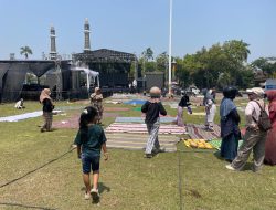 Demi Menyaksikan Gus Iqdam dari Dekat, Jamaah Jombang Bersholawat Rela Pasang Karpet Sehari Sebelumnya