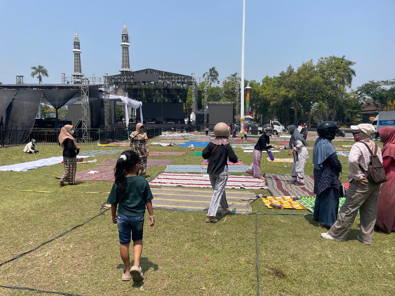 Demi Menyaksikan Gus Iqdam dari Dekat, Jamaah Jombang Bersholawat Rela Pasang Karpet Sehari Sebelumnya