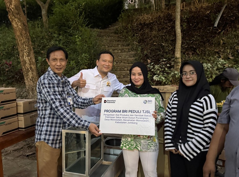 BRI Jombang Salurkan Mesin Pencetak Bakso dan Gerobak untuk Poklahsar Sekar Arum Wonosalam