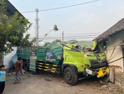 Truk Trailer Oleng Tabrak Rumah dan Etalase Toko di Jombang, Sopir Sempat Terjepit