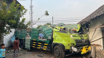 Truk Trailer Oleng Tabrak Rumah dan Etalase Toko di Jombang, Sopir Sempat Terjepit