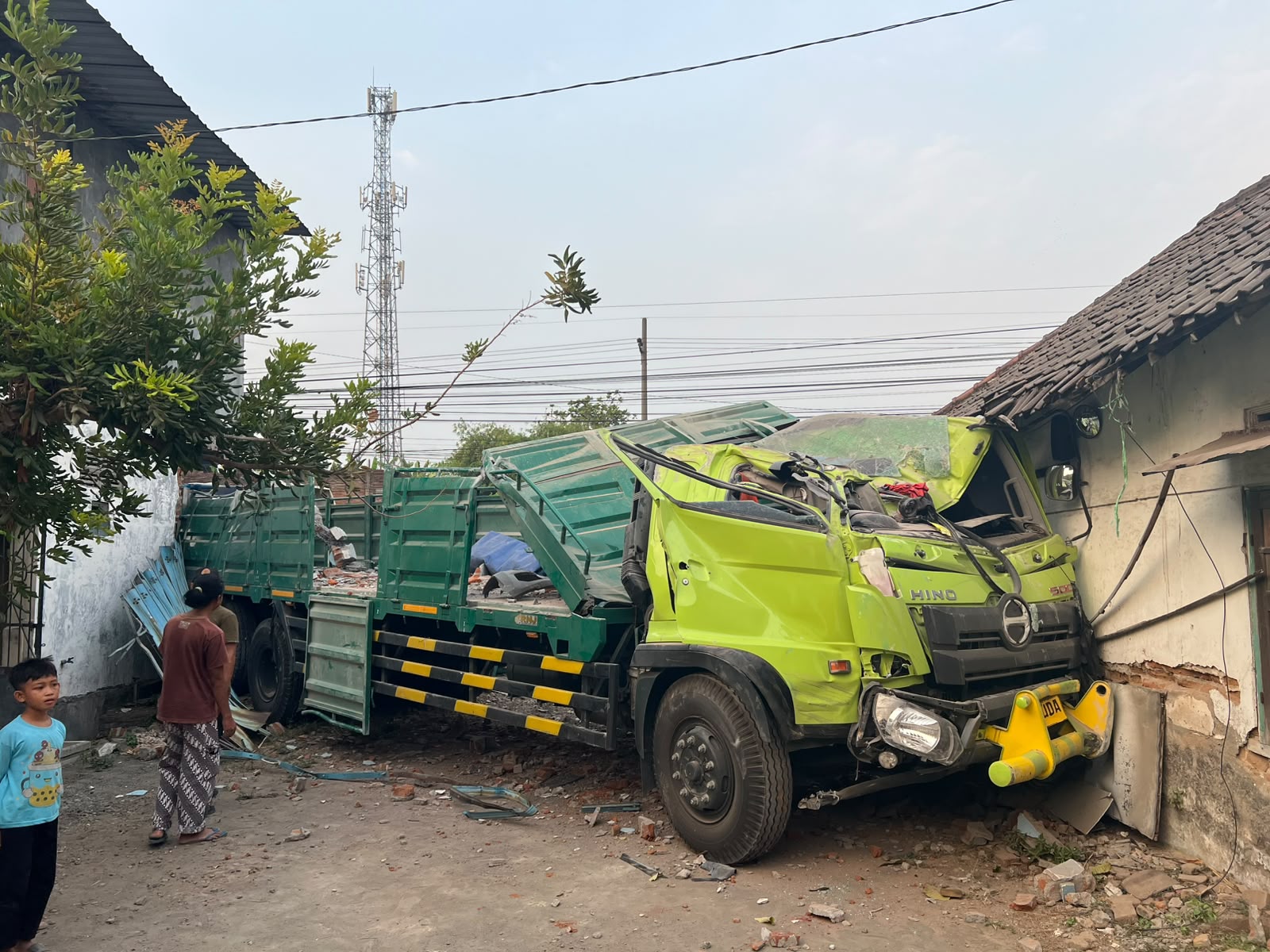 Truk Trailer Oleng Tabrak Rumah dan Etalase Toko di Jombang, Sopir Sempat Terjepit
