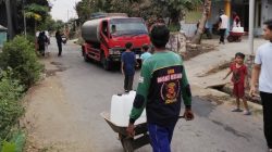 Keluhan Warga Bareng soal Krisis Air Bersih Viral di Medsos, PKB Jombang Kirim Dua Truk Tangki