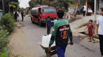 Keluhan Warga Bareng soal Krisis Air Bersih Viral di Medsos, PKB Jombang Kirim Dua Truk Tangki
