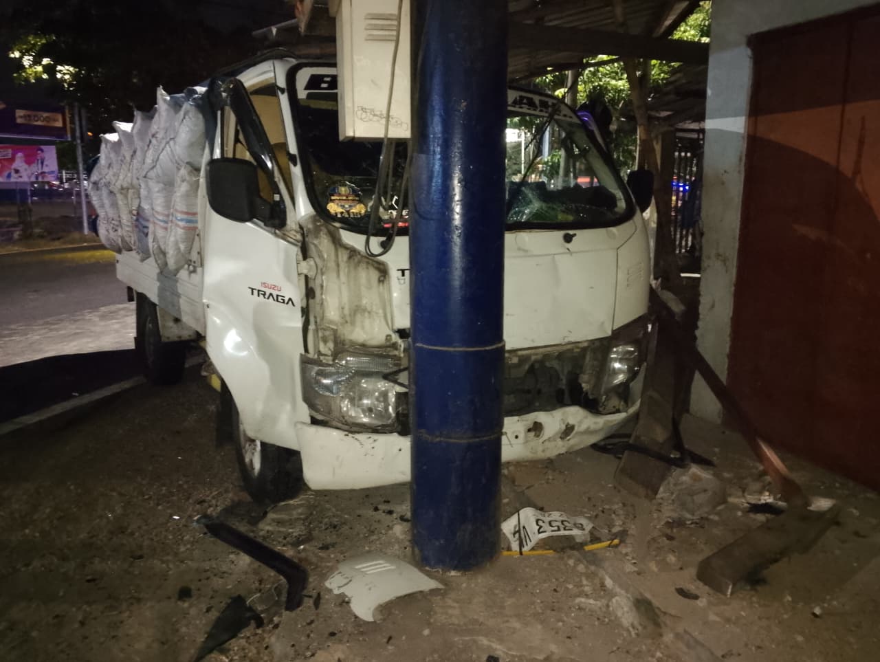 Tabrakan Suzuki Carry dan Isuzu Traga di Peterongan Jombang, Dua Orang Luka Serius