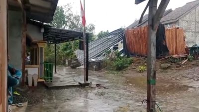 Puting Beliung Terjang Desa Katemas Jombang, Atap Puluhan Rumah dan Kios Rusak