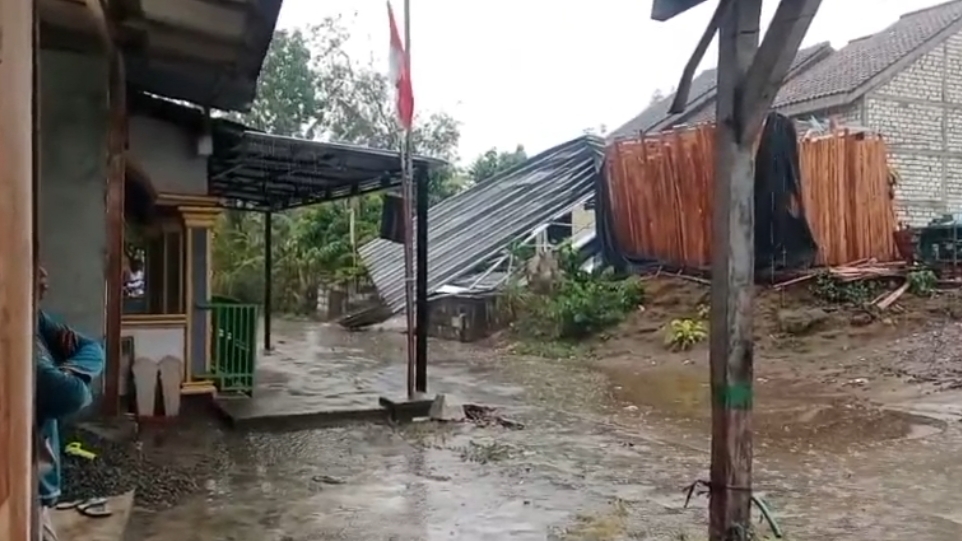 Puting Beliung Terjang Desa Katemas Jombang, Atap Puluhan Rumah dan Kios Rusak
