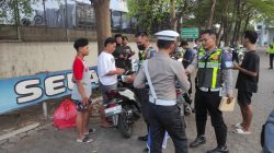 Operasi Patuh Hari Keempat, Satlantas Jombang Tindak 20 Pengendara di Depan Pabrik Pei Hai
