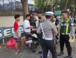 Operasi Patuh Hari Keempat, Satlantas Jombang Tindak 20 Pengendara di Depan Pabrik Pei Hai