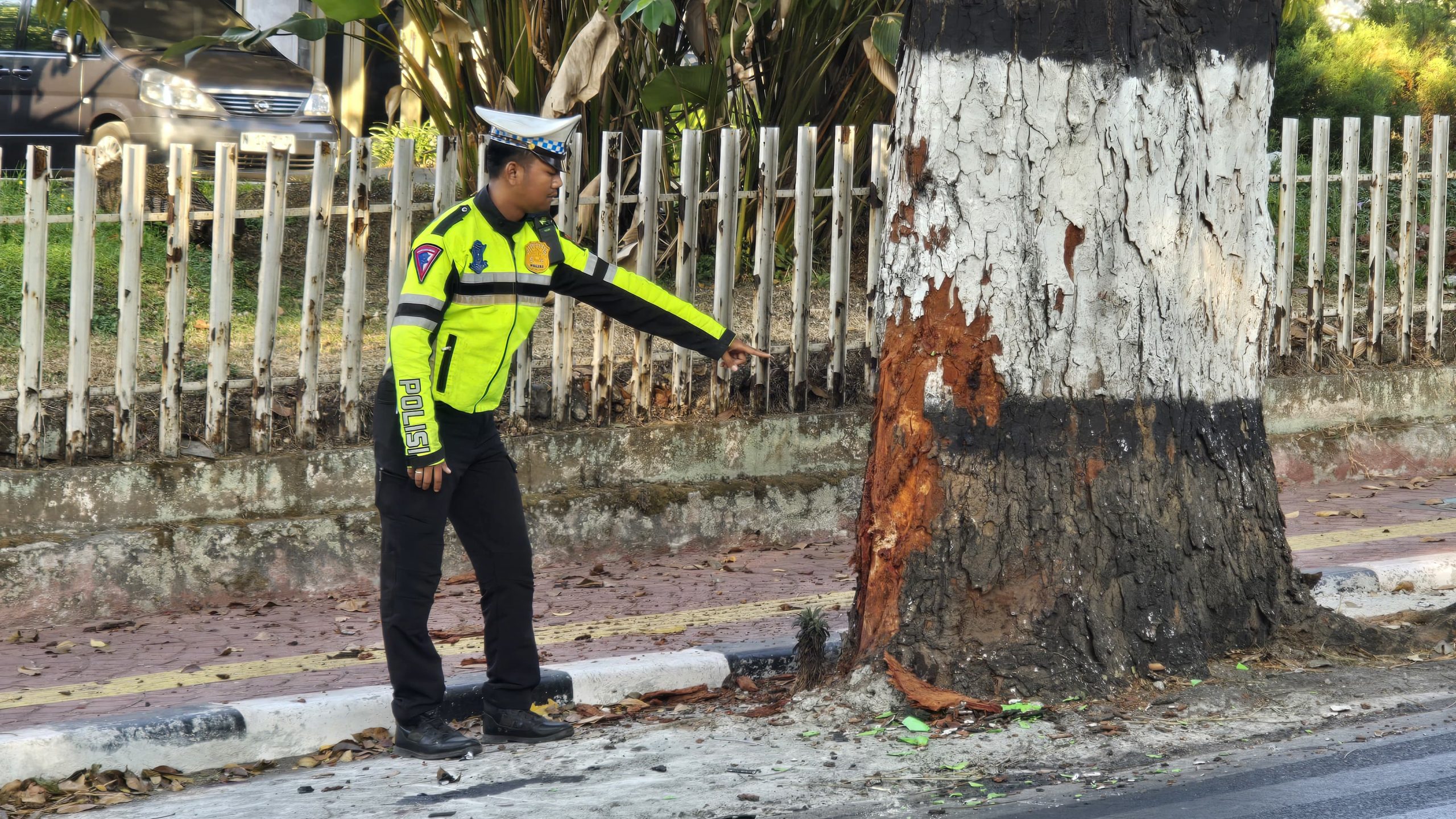Pemuda 18 Tahun Meninggal Setelah Tabrak Pohon di Jalan Ir Soekarno Batu