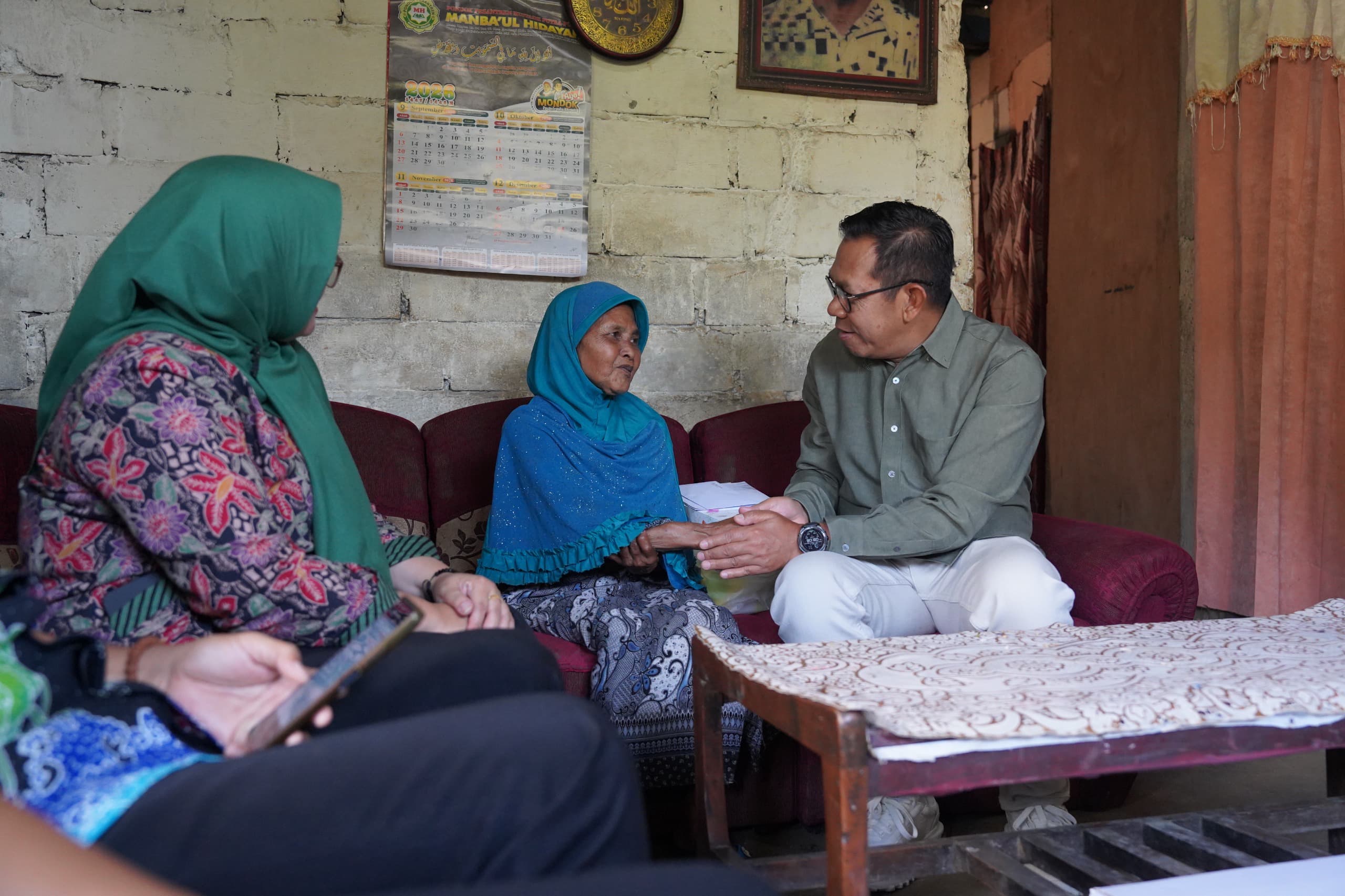 Cak Nur Sapa Warga Tulungrejo, Salurkan Bantuan untuk Lansia dan Penyandang Disabilitas