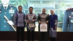 AKBP Aris Purwanto Terima Lencana Hakaryo Guno Mamayu Bawono saat Kenal Pamit Kapolres Batu