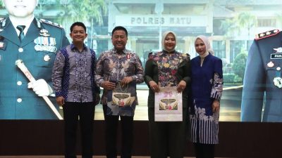 AKBP Aris Purwanto Terima Lencana Hakaryo Guno Mamayu Bawono saat Kenal Pamit Kapolres Batu