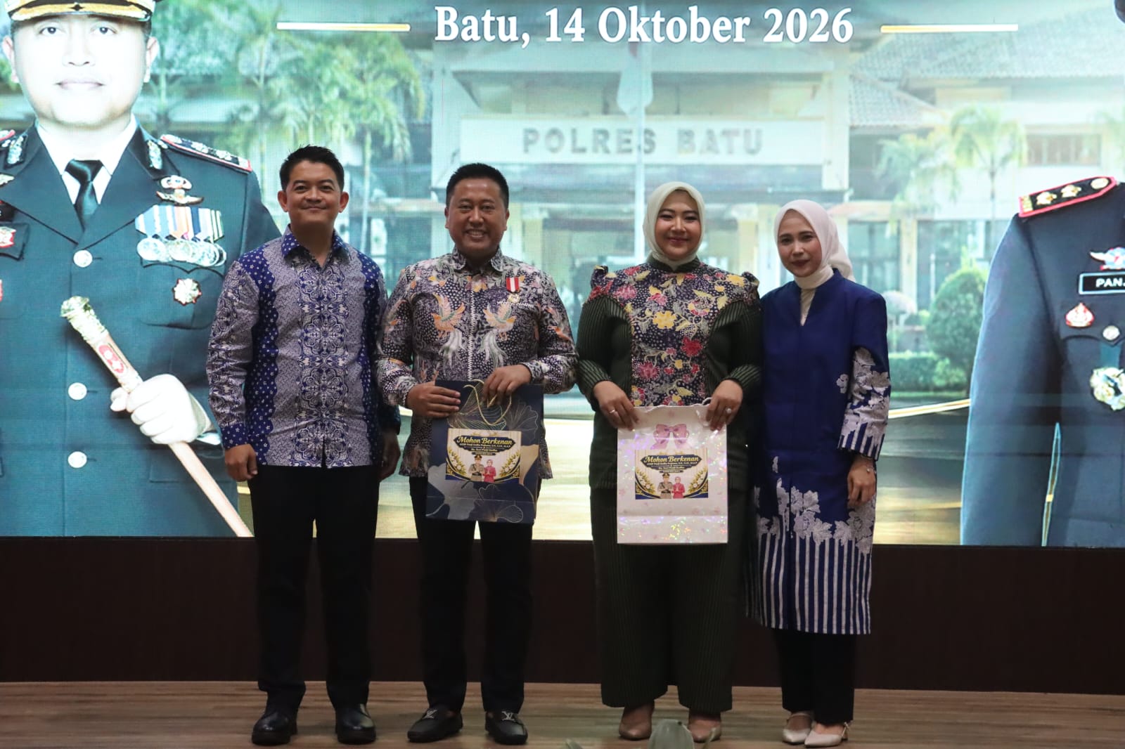 AKBP Aris Purwanto Terima Lencana Hakaryo Guno Mamayu Bawono saat Kenal Pamit Kapolres Batu