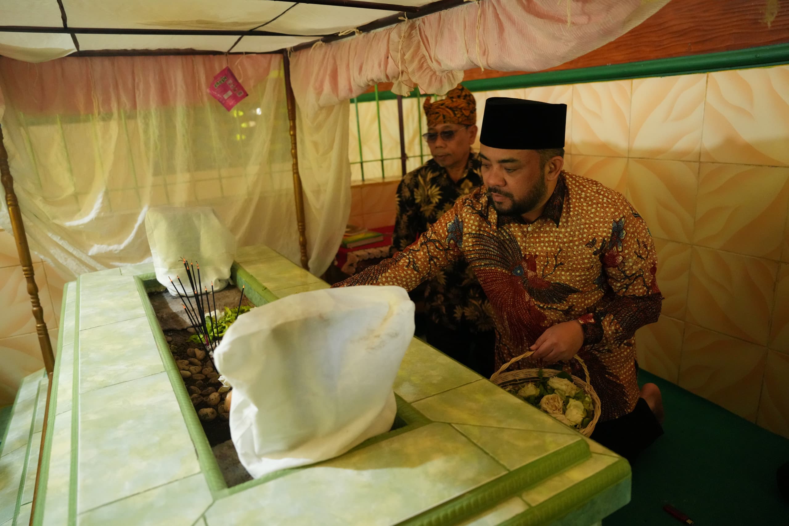 Jelang HUT ke-25 Kota Batu, Wawali Heli Ziarah ke Makam Mbah Patok Songgoriti