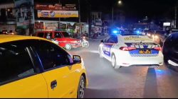 Satlantas Polres Batu Kawal Warga yang Dua Anaknya Sakit ke IGD Rumah Sakit di Malang