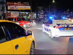 Satlantas Polres Batu Kawal Warga yang Dua Anaknya Sakit ke IGD Rumah Sakit di Malang