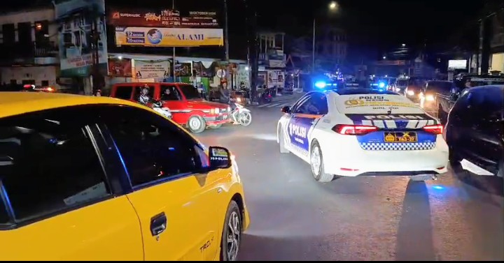 Satlantas Polres Batu Kawal Warga yang Dua Anaknya Sakit ke IGD Rumah Sakit di Malang