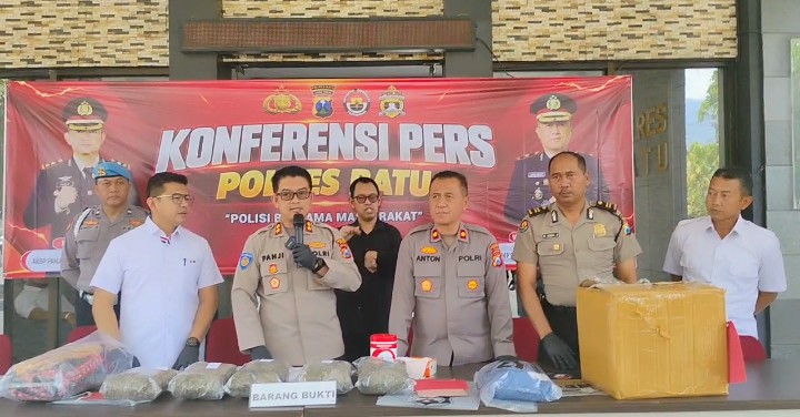 Polres Batu Tangkap Pria Asal Pujon, Diduga Edarkan 5 Kilogram Ganja Lewat Ekspedisi