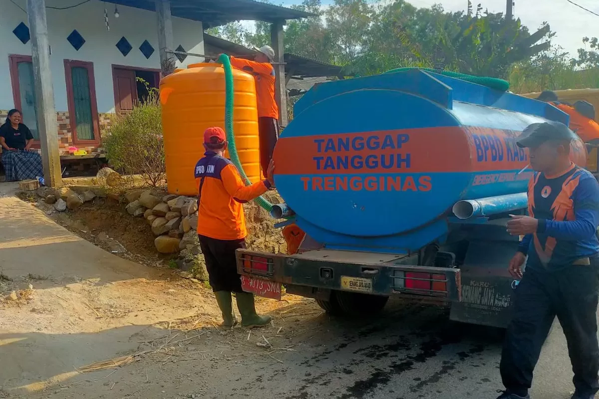 BPBD Kediri Salurkan 14 Tandon Air ke Desa Ponggok dan Surat Mojo Saat Kemarau