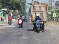 Dewan Desak Perbaikan Jalan Rusak di Perbatasan Sambi-Srikaton Ringinrejo Kediri