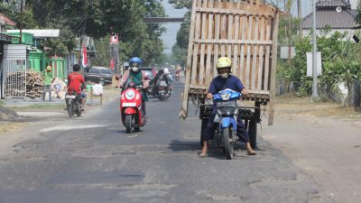 Dewan Desak Perbaikan Jalan Rusak di Perbatasan Sambi-Srikaton Ringinrejo Kediri
