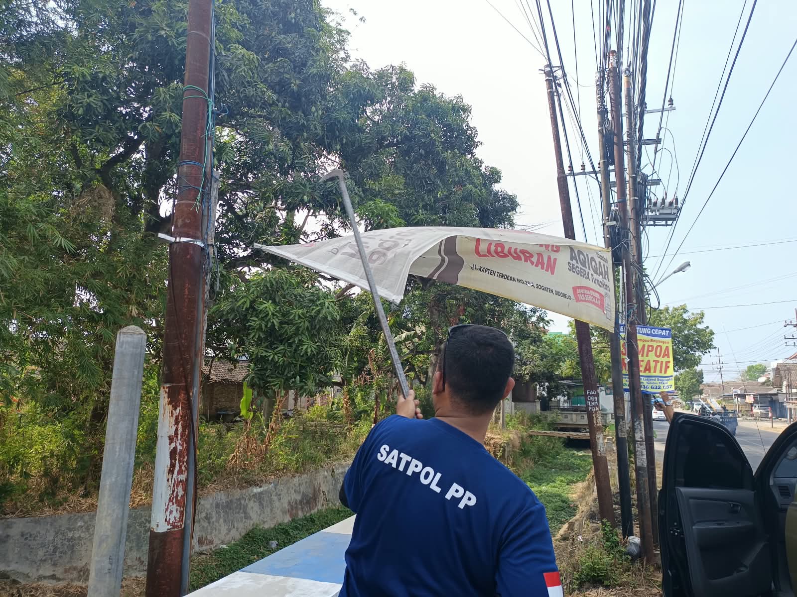 Puluhan Banner dan Spanduk Ditertibkan Satpol PP Ponorogo, Banyak Dipasang di Pohon